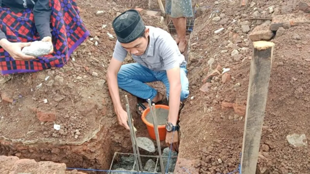 Kepala Desa Talaga, Embay, lakukan peletakan batu pertama secara simbolis di kampung Saung RT/RW:16/05 , Minggu(16/2/2025). Foto: Fauzi