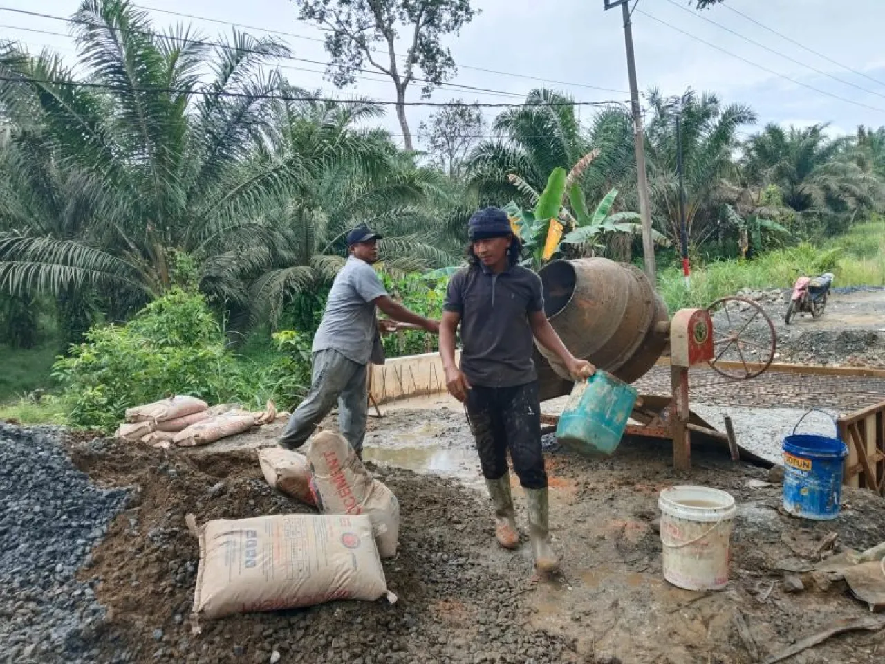 Gotong Royong Perbaiki Box Culvert, Pemdes Sukamaju Mudahkan Akses Warga dan Pedagang