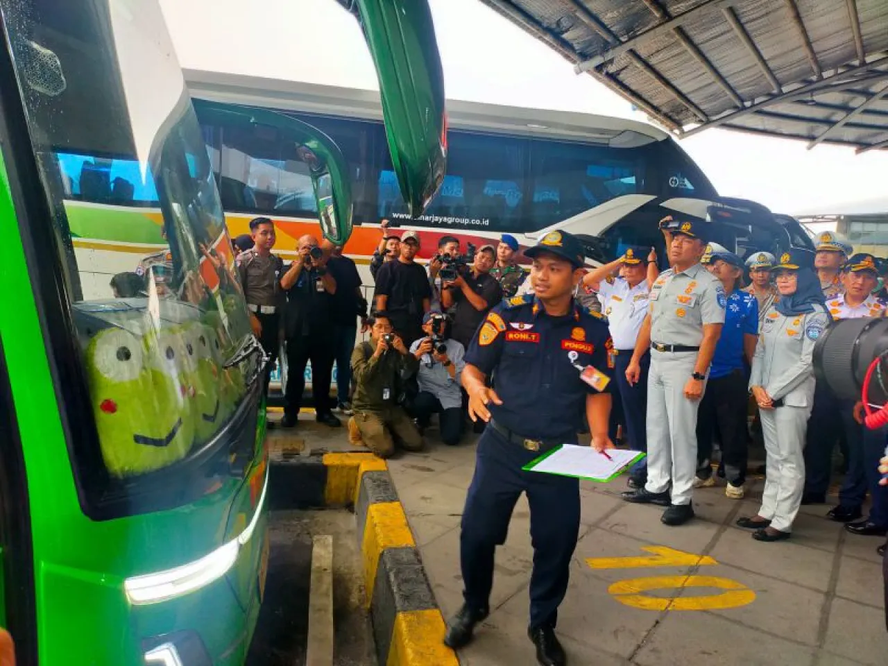 Wamenhub Suntana melakukan pengecekan kesiapan angkutan lebaran di Terminal Pulogebang, Jakarta Timur, Senin (17/2/2025). Foto: Tom
