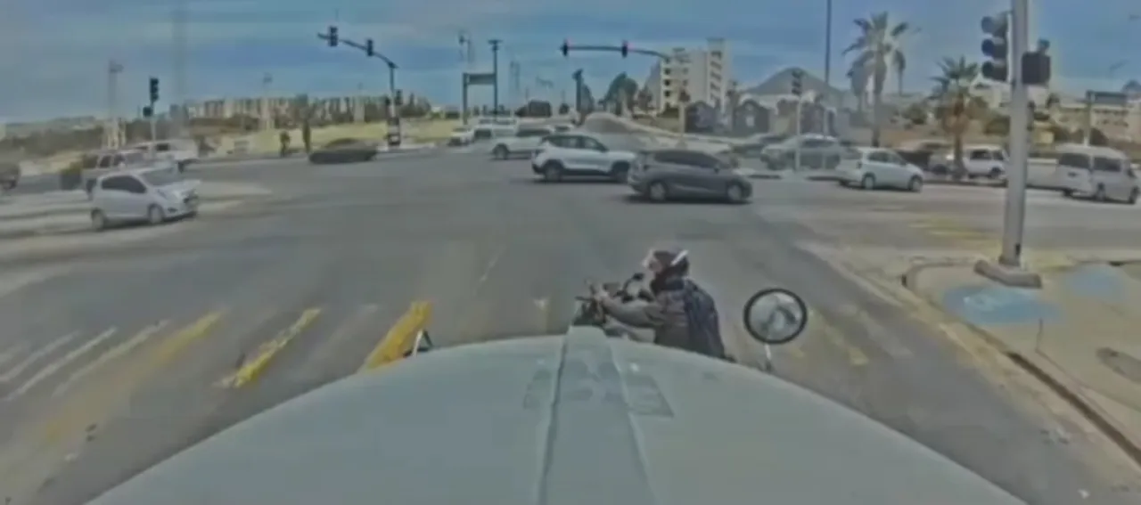 Posisi pemotor yang tak terlihat sopir truk. Foto: Dashcam