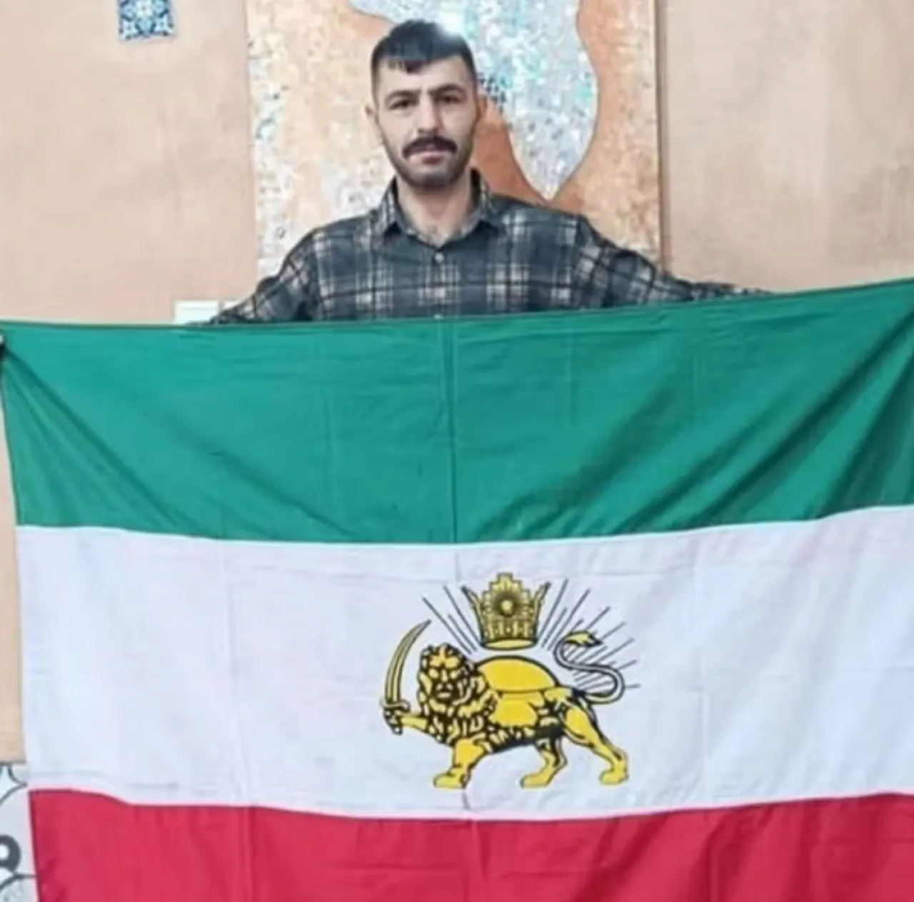 Aktivis Iran Tembak Diri Sendiri saat Diserbu Pasukan Keamanan di Tempat Persembunyian