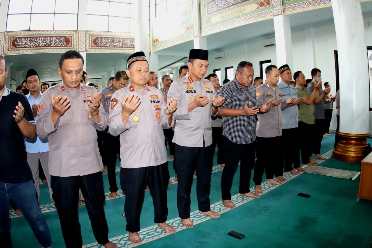 Penghormatan untuk Polisi Gugur di Lampung, Polres Metro Depok Gelar Salat Gaib