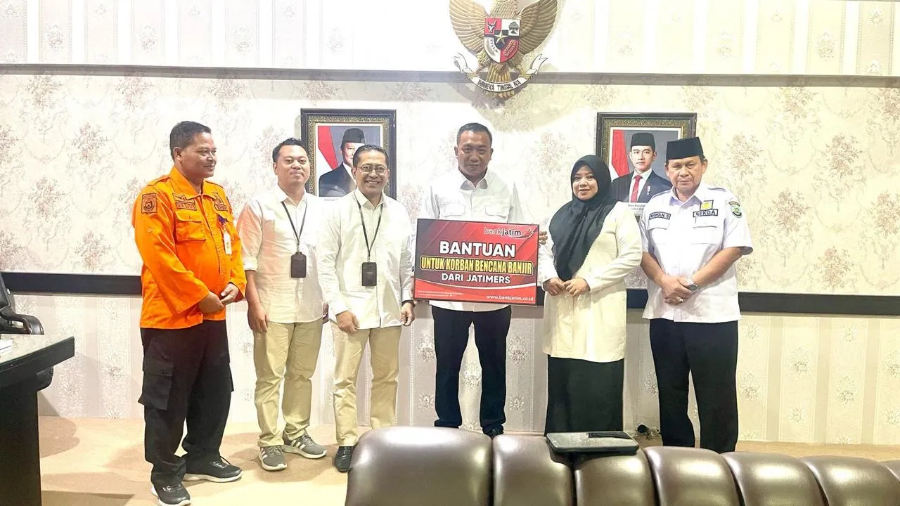 Bank Jatim Bantu Korban Banjir Bandang Situbondo