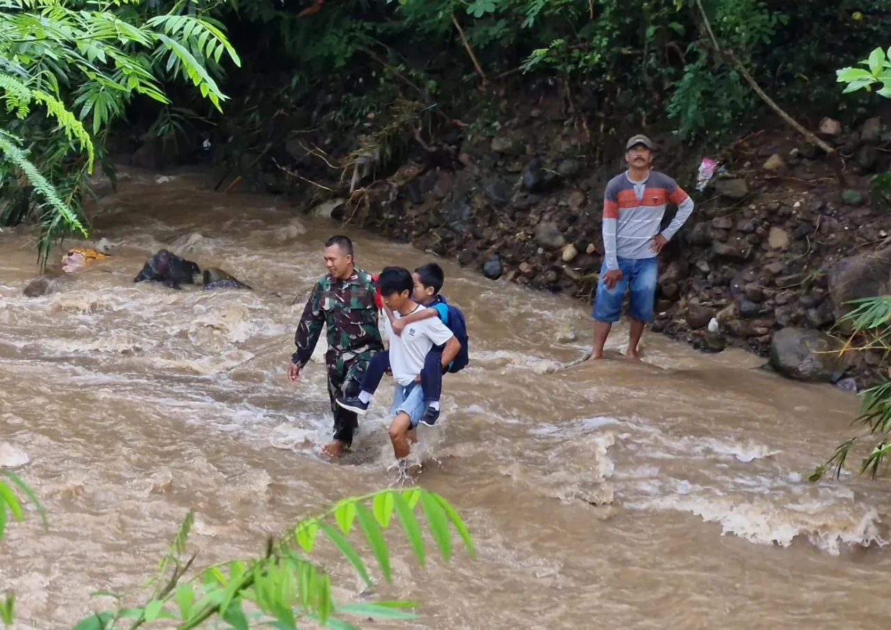 Jembatan Roboh Diterjang Banjir, Ratusan Warga Satu Dusun di Ponorogo Terisolir