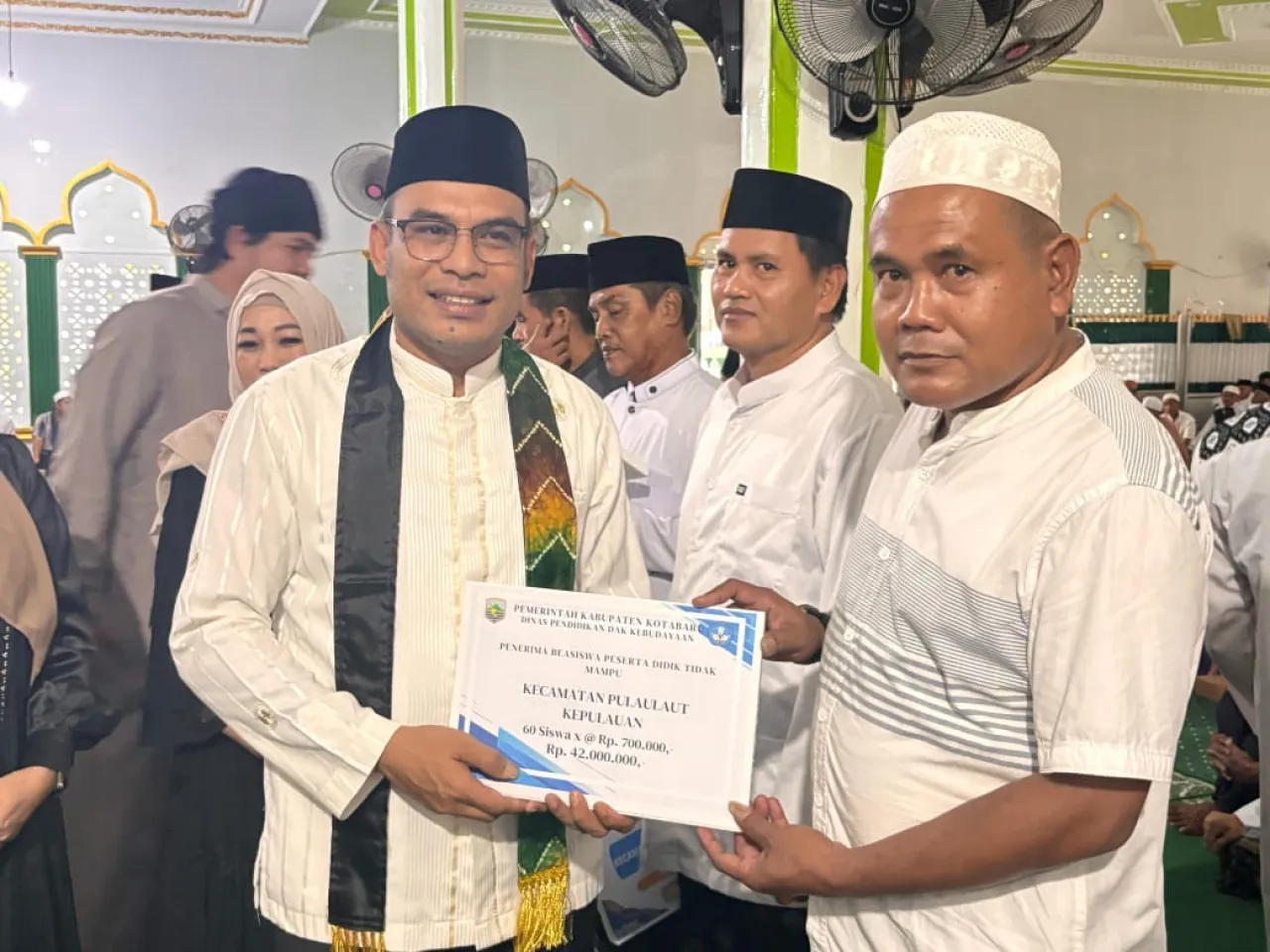Wakil Bupati Kotabaru Salurkan Bantuan di Pulau Laut Selatan dalam Safari Ramadan