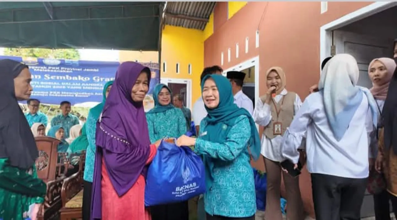 Ketua TP PKK Provinsi Jambi Hesnidar Haris Beri Bantuan Sembako Bagi Warga Kelurahan Sungai Putri