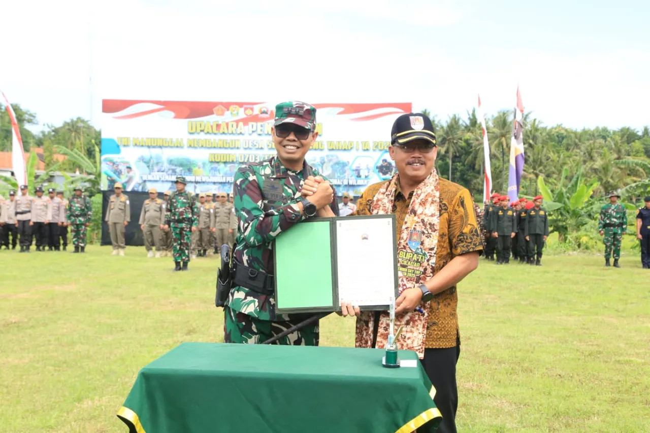 Dandim secara resmi tutup TMMD Sengkuyung di Desa Bojong. (Foto: Pendim 0703 Cilacap)