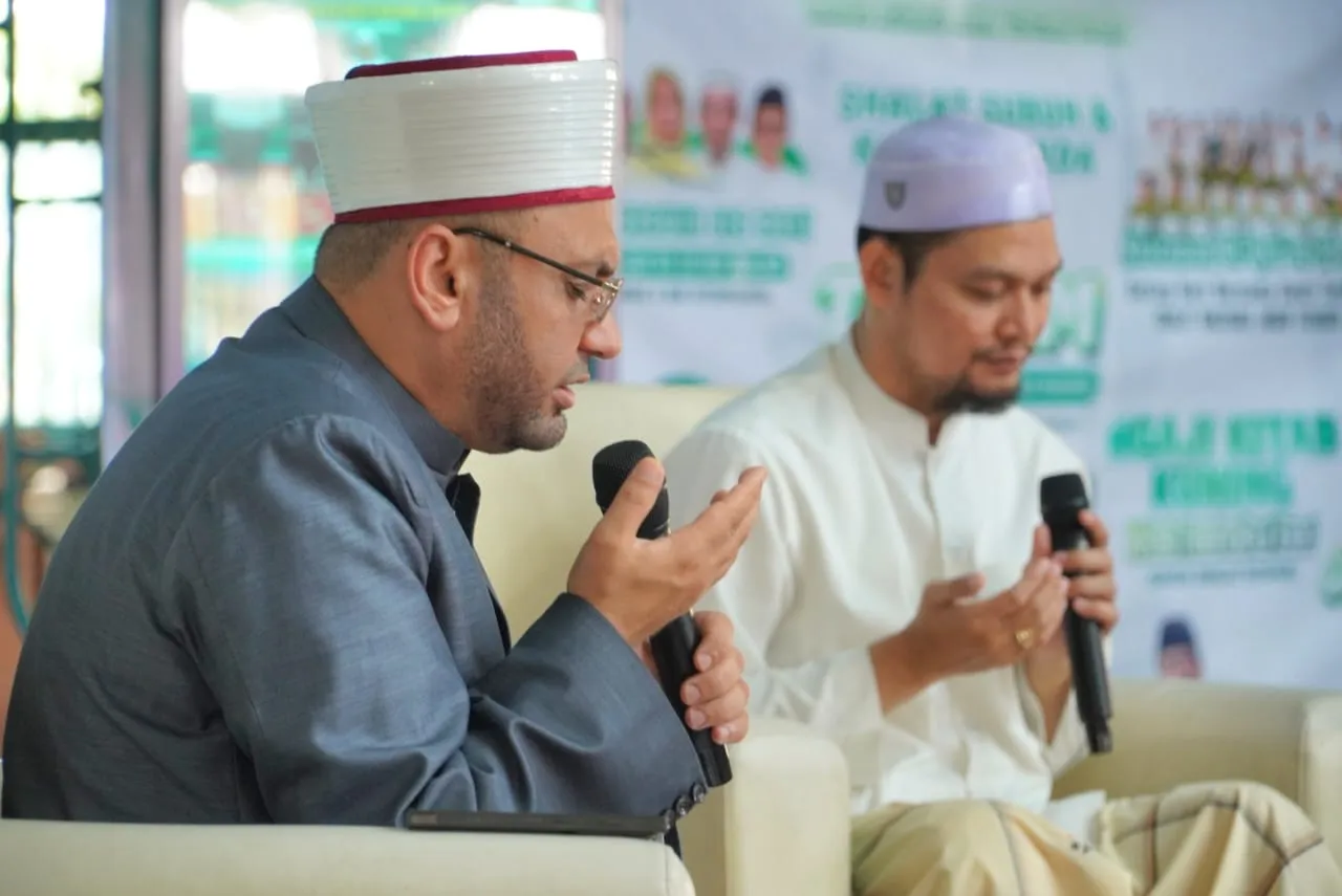 Syekh Ammar Azmi Ar-Rafati Al-Jailani Al-Hasani, pendakwah dari Gaza, Palestina, saat hadir dalam acara Istighosah Nuzulul Quran, yang dilaksanakan di Masjid Agung Jawa Tengah (MAJT), Semarang, Jumat (21/3/2025).