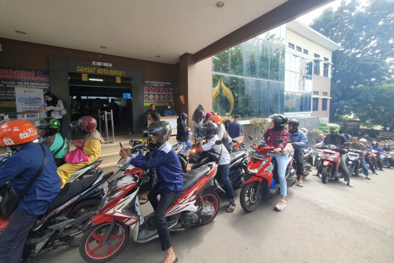 Gubernur Jabar Hapus Denda Pajak Kendaraan, Warga Depok Serbu Samsat