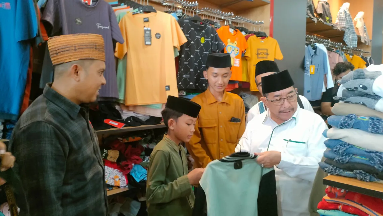 Jelang Lebaran, KJS dan Wabup Sumenep Ajak Anak Yatim Belanja Baju