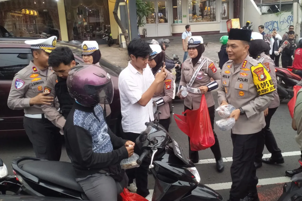 Sinergi Polres Metro Depok dan IMI, Ribuan Takjil Dibagikan ke Masyarakat