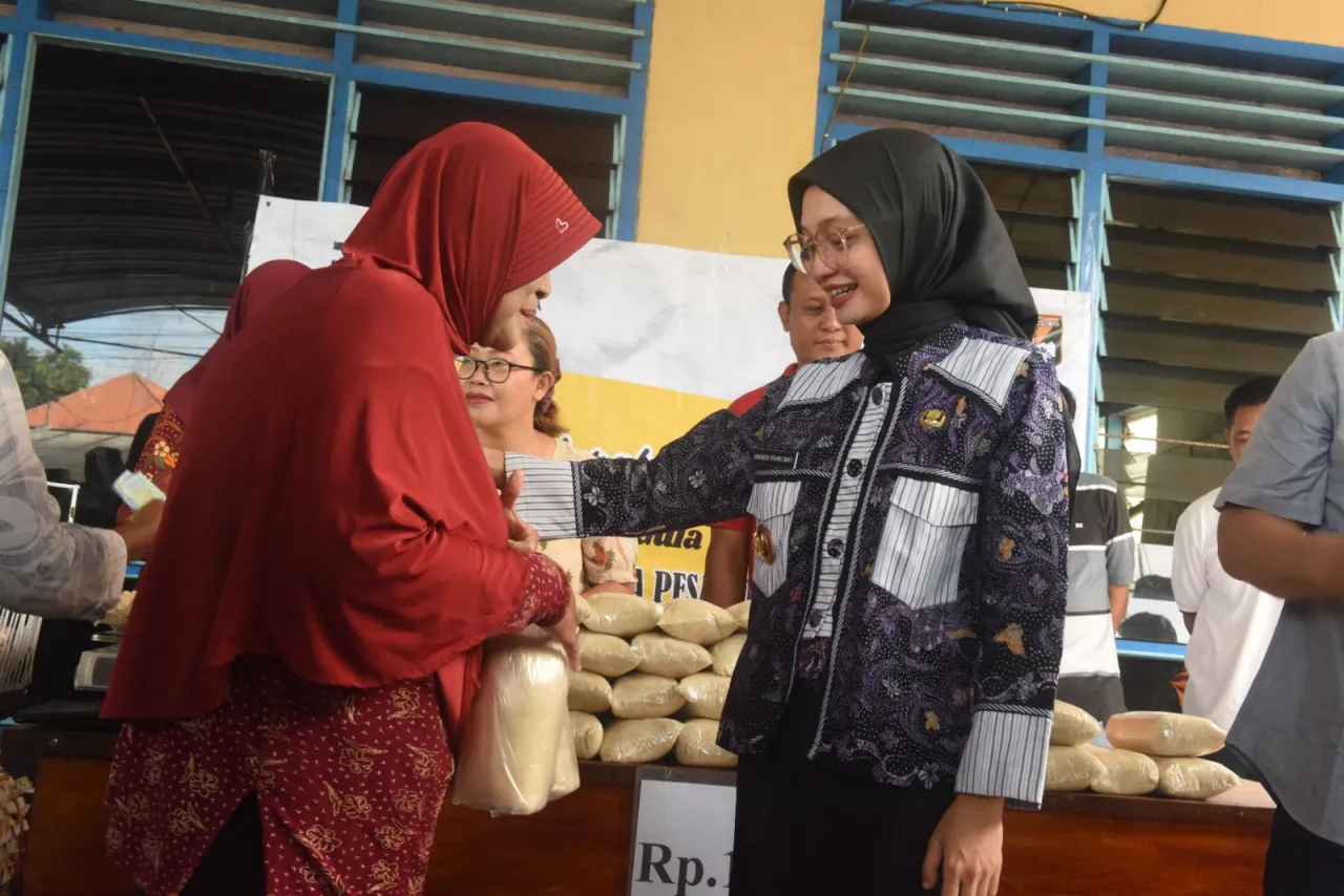 Wali Kota Kediri Mbak Vinanda Layani Masyarakat Pada Gerakan Pasar Murah