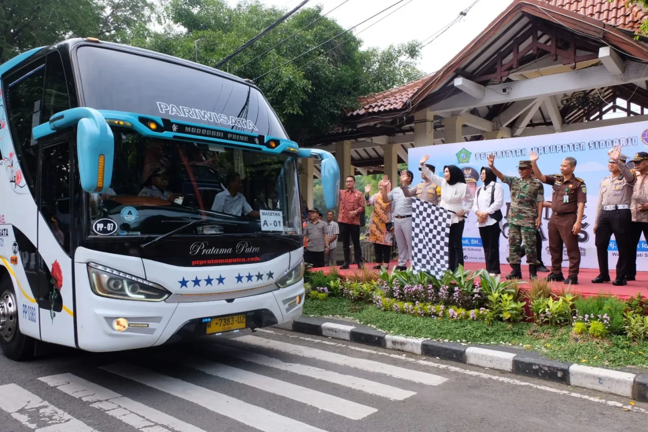 Wabup Mimik Idayana Berangkatkan 28 Bus Mudik Gratis