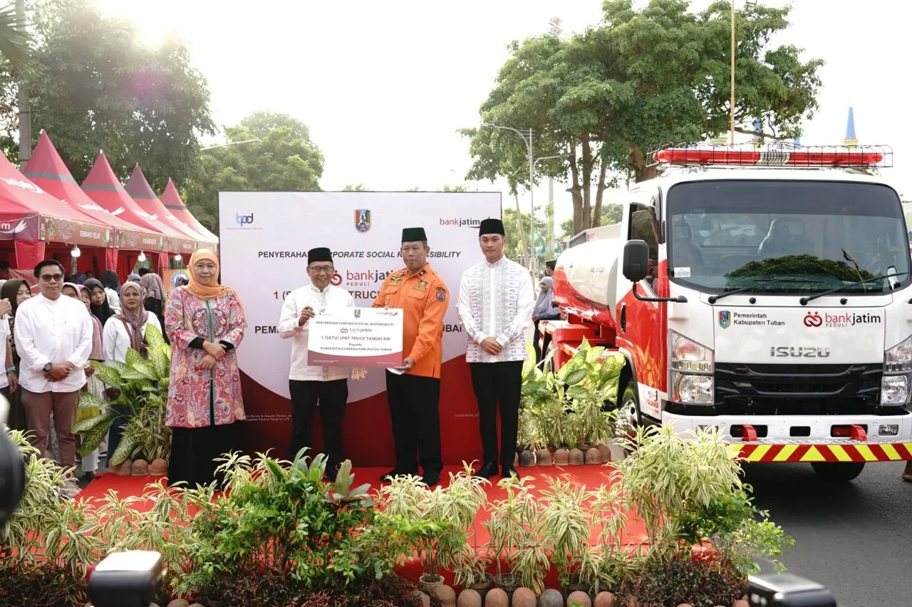 Atasi Kekeringan, Bank Jatim Bantu Pemkab Tuban Truk Tangki Air