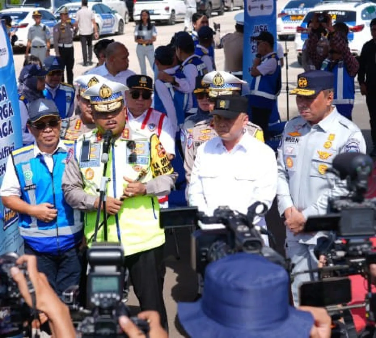 Kakorlantas Polri, Kemenhub, Dirut Jasamarga, Dirut Jasa raharja saat menggelar konfrensi pees di KM 71 Tol Japek. Foto: Caca