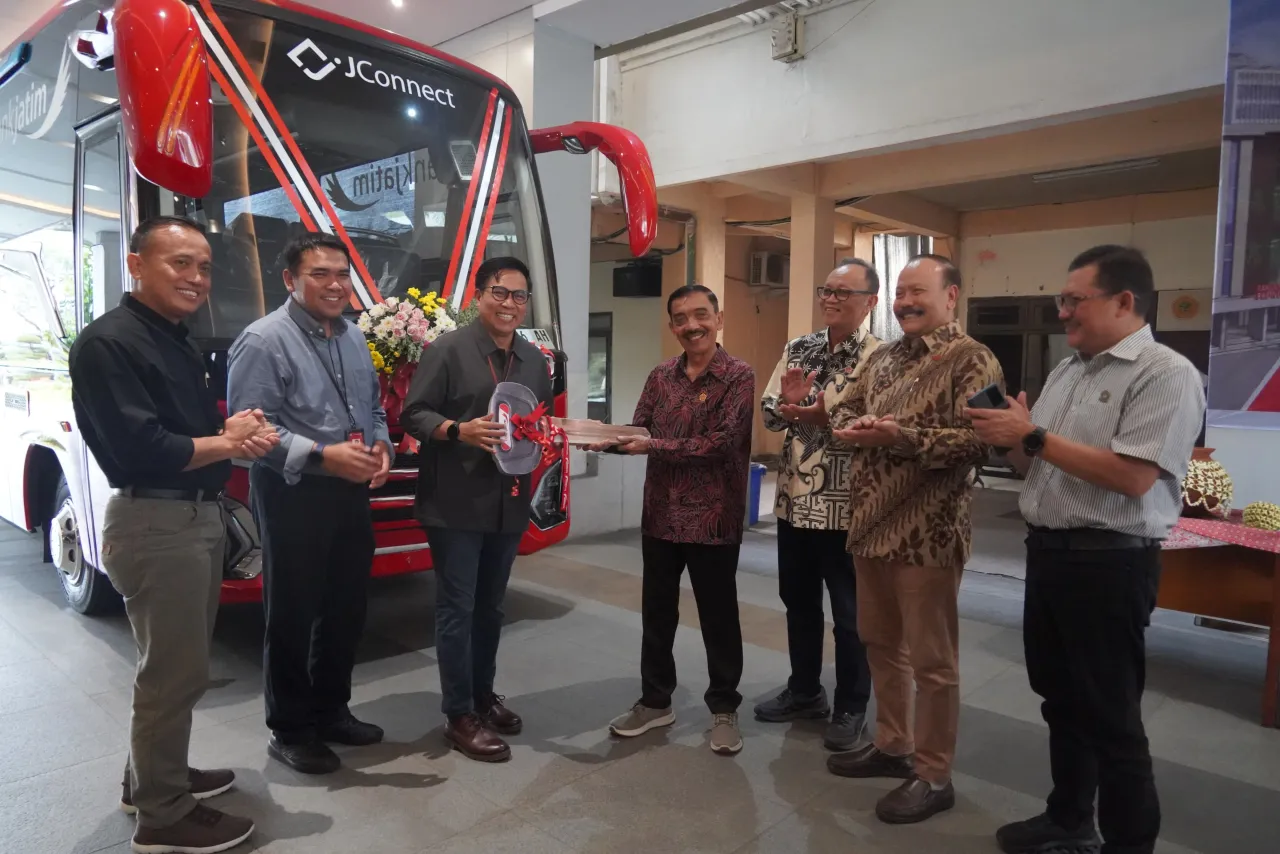 Bank Jatim Serahkan Armada Bus ke Untag Surabaya