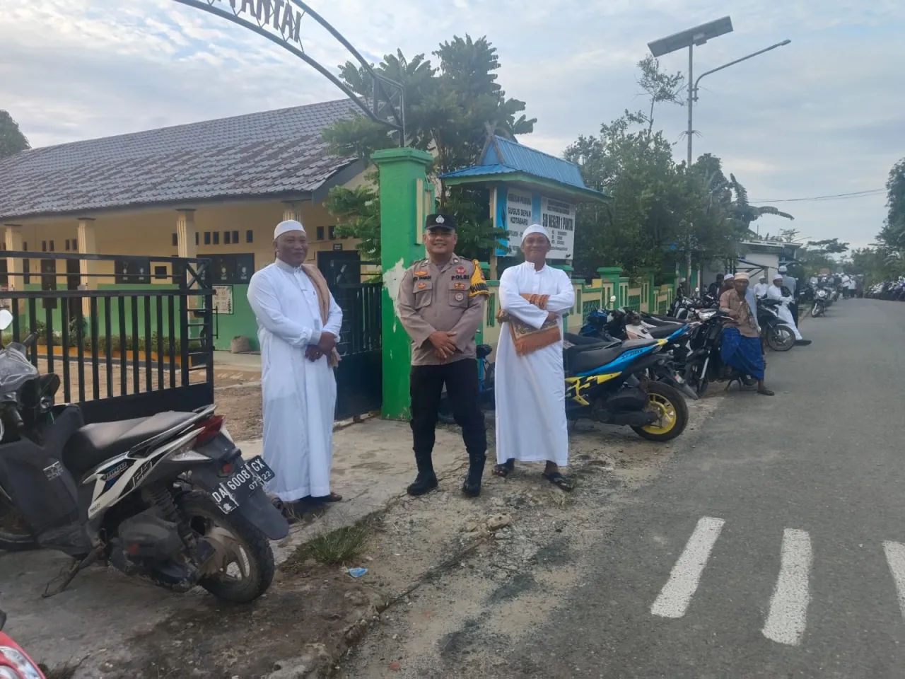 Polsek Kelumpang Selatan Kawal Pelaksanaan Salat Idulfitri di Masjid Jami Darunnajah