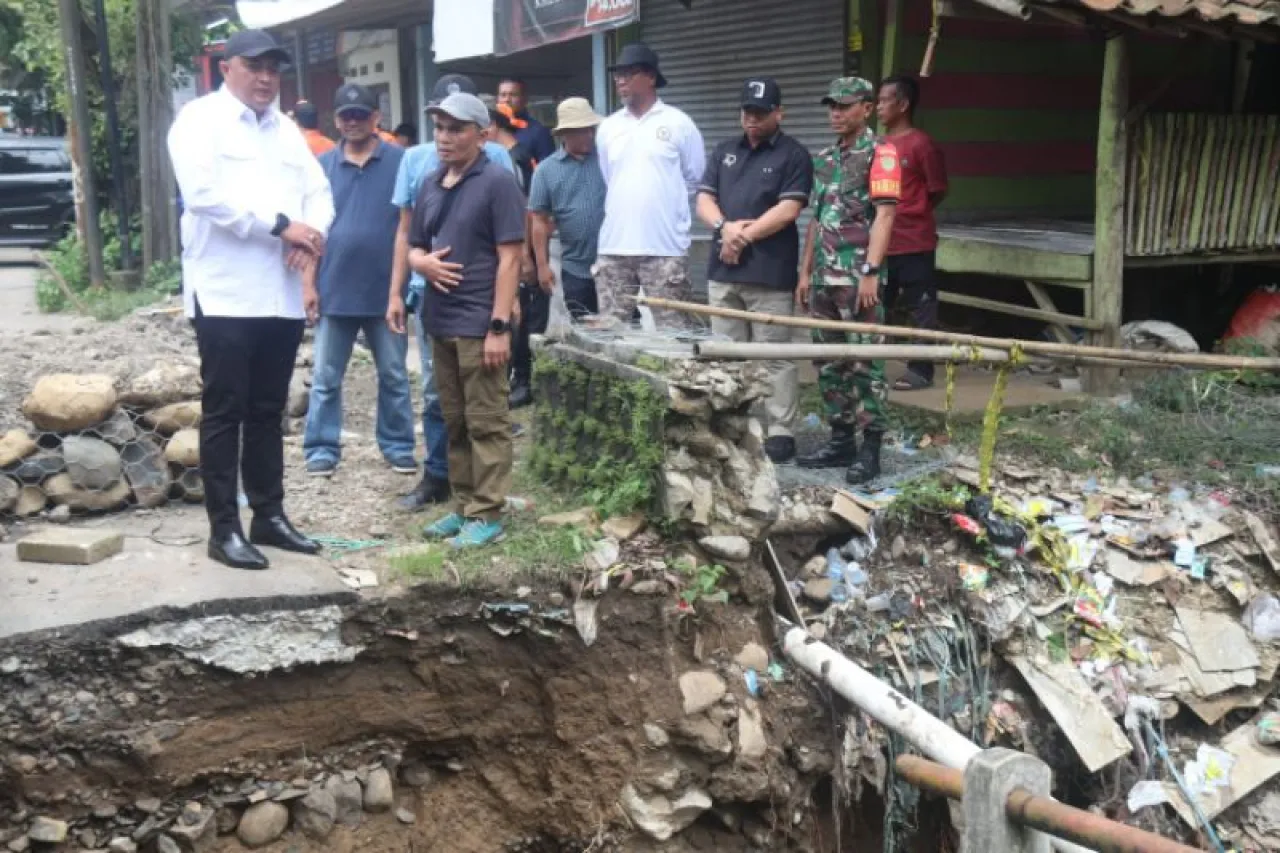 Gegara Banjir Jembatan Cipicung Ambruk, Bupati Rogoh Kantong Pribadi Buat Jembatan Sementara