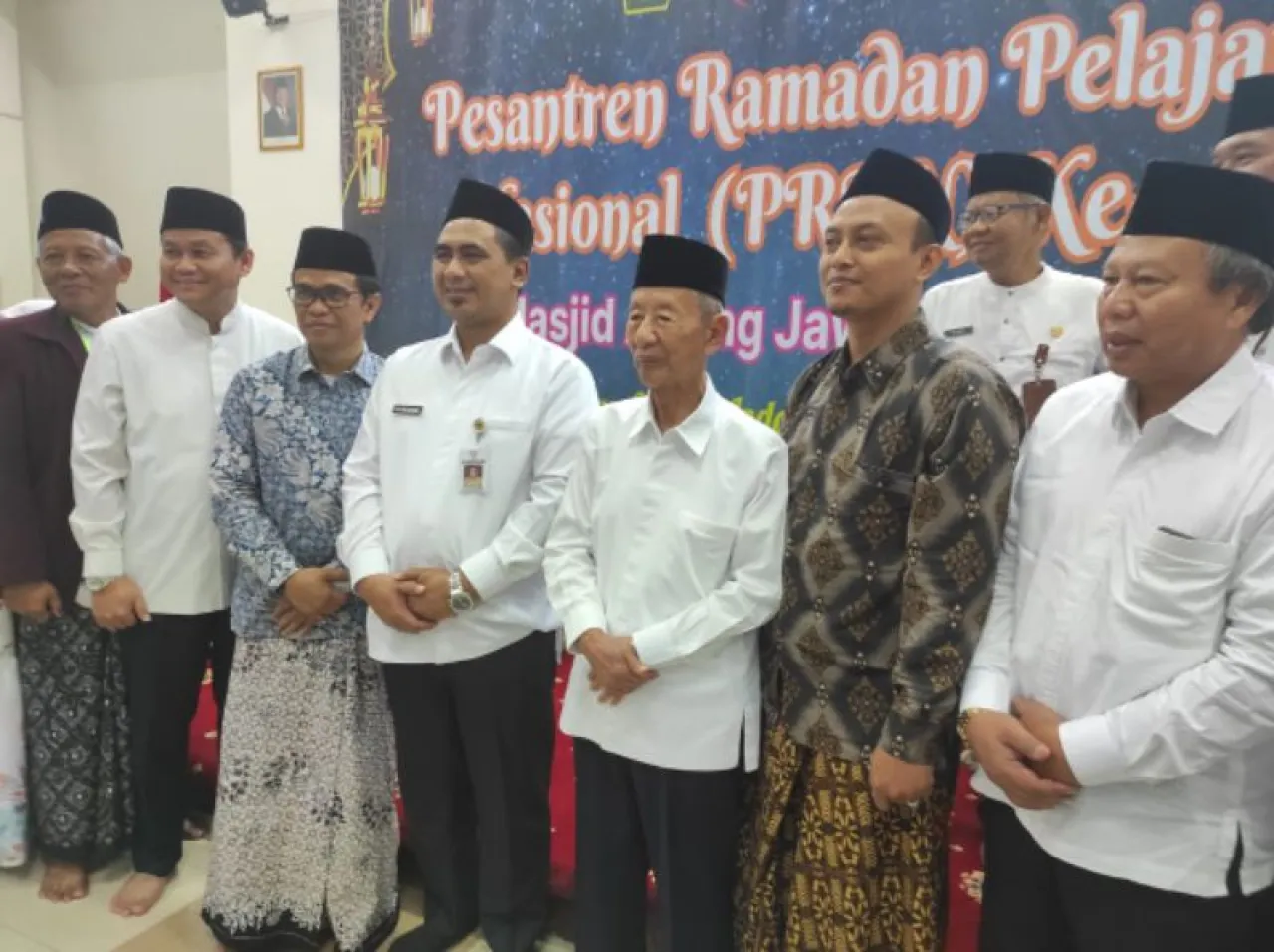 Wagub Jateng, Taj Yasin Maimoen saat foto bersama peserta dan tamu undangan  di Masjid Agung Jawa Tengah (MAJT), Rabu, 5 Maret 2025. Foto: Hamboro