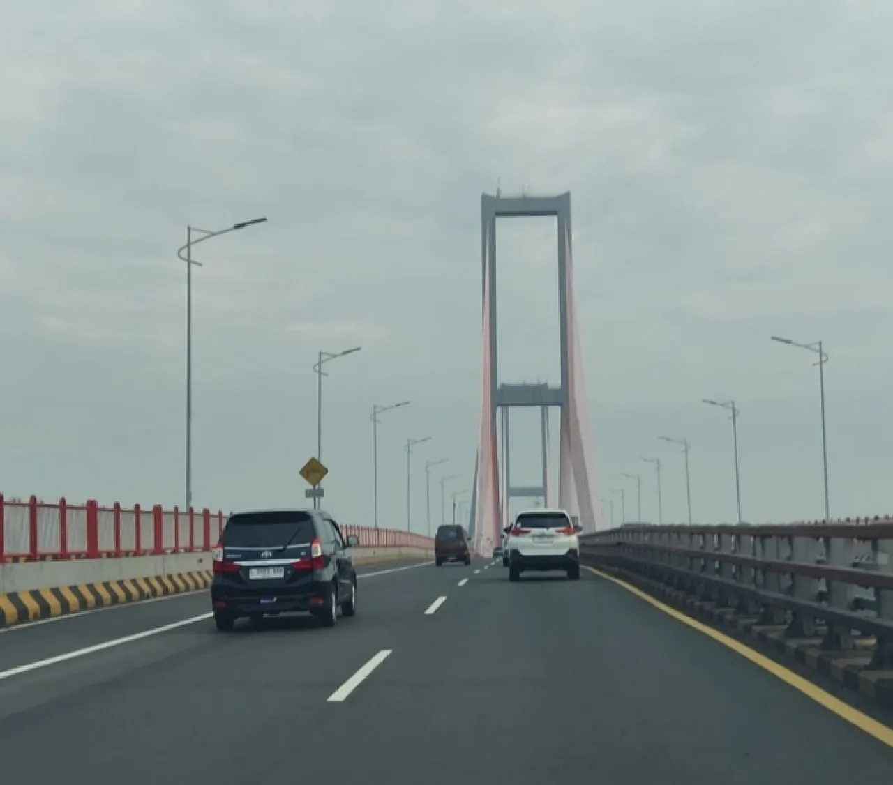 Digerojok Rp 10 Miliar, Jembatan Suramadu Dinilai Makin Meresahkan