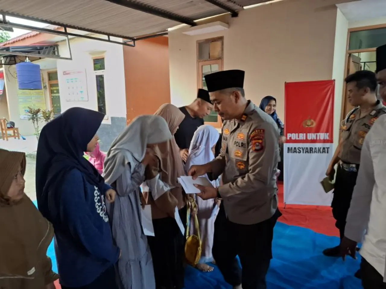 Polsek Anyer Gelar Anjangsana, Santunan Anak Yatim, dan Bagi-bagi Takjil di Bulan Ramadhan