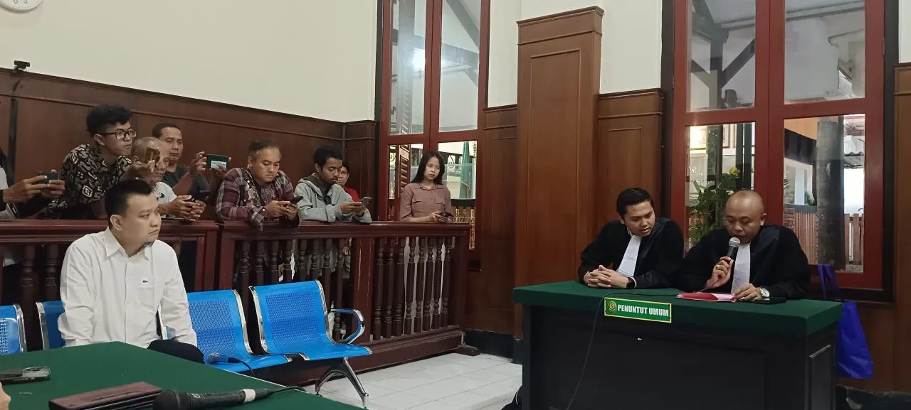 Paksa Anak Sujud dan Menjenggong, Ivan Sugiamto Dituntut 10 Bulan Penjara
