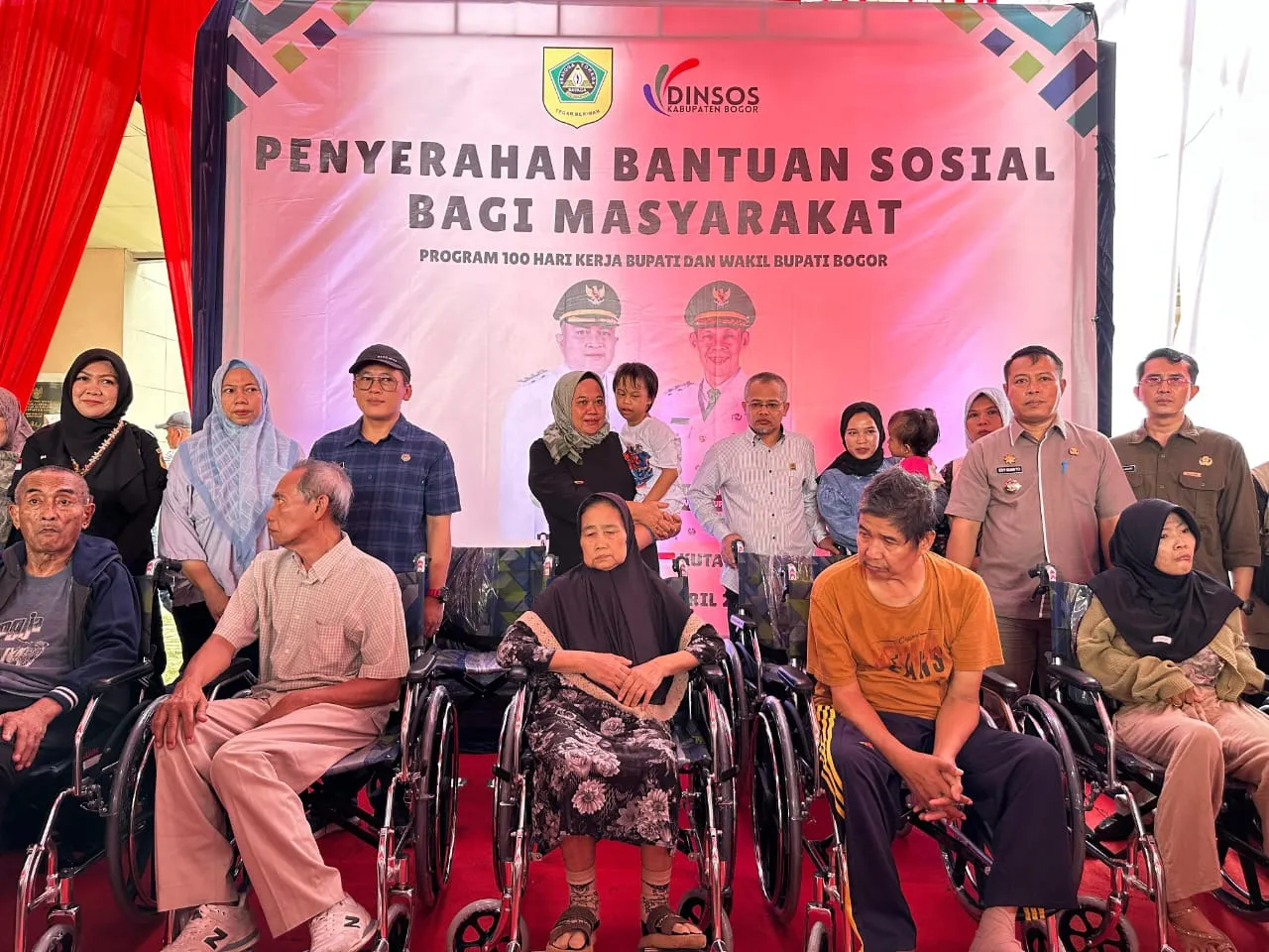 Pemkab Bogor Salurkan Kursi Roda untuk Disabilitas dan Gerobak Usaha Bagi Masyarakat Kurang Mampu