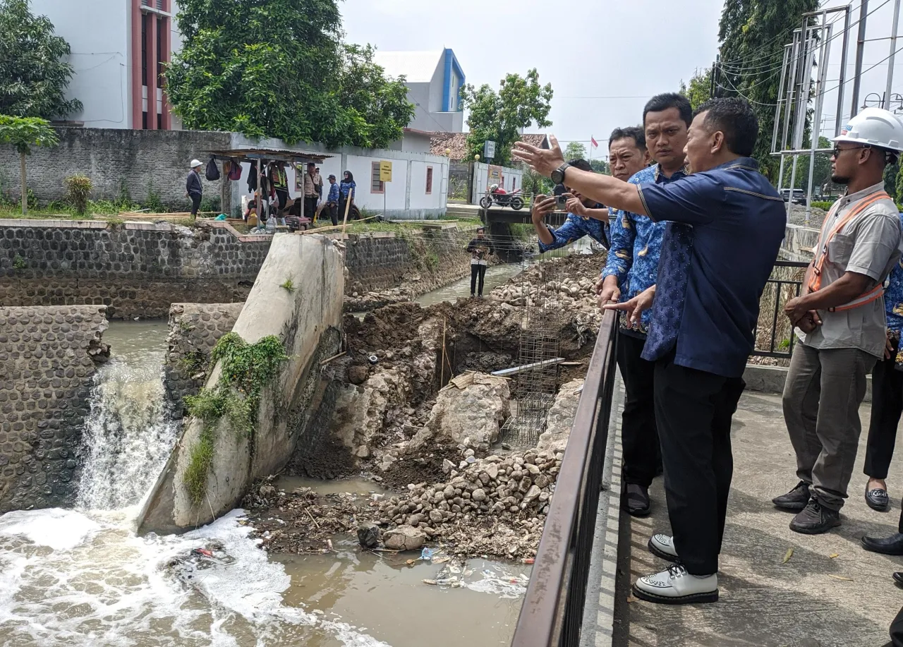Sidak Proyek Penanggulangan Banjir Kota, Bupati Ponorogo Temukan Fasum Jadi Lokasi Pungli