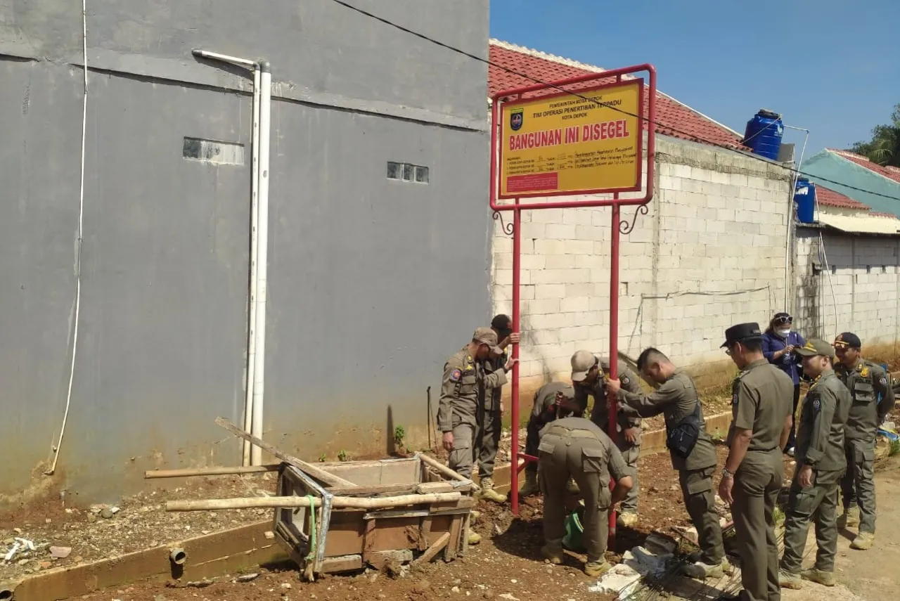 Penyegelan perumahan tak berizin di kawasan Pasir Putih, Kecamatan Sawangan, oleh Satpol PP dan DPMPTSP Kota Depok, Selasa (22/4/2025). (Foto: Istimewa)