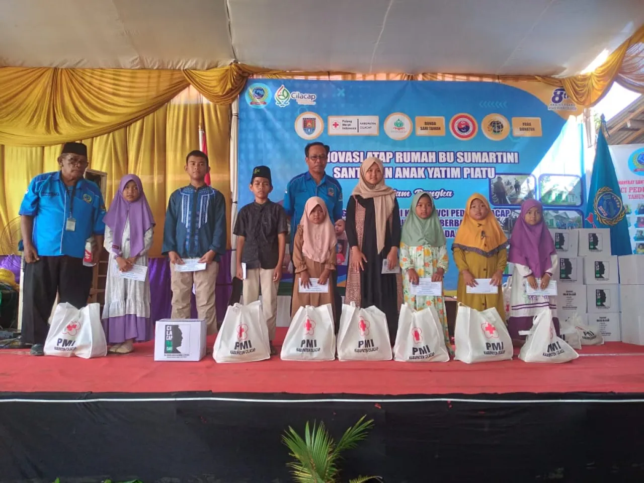 Renovasi Atap Rumah Warga Jeruklegi Wetan dan Santuni Puluhan Anak Yatim