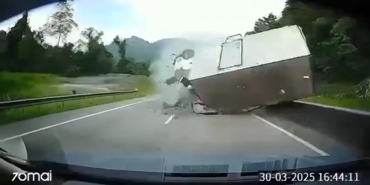 Truk Keluar Jalur di Jalan Tol Tabrak 4 Mobil, 3 Tewas