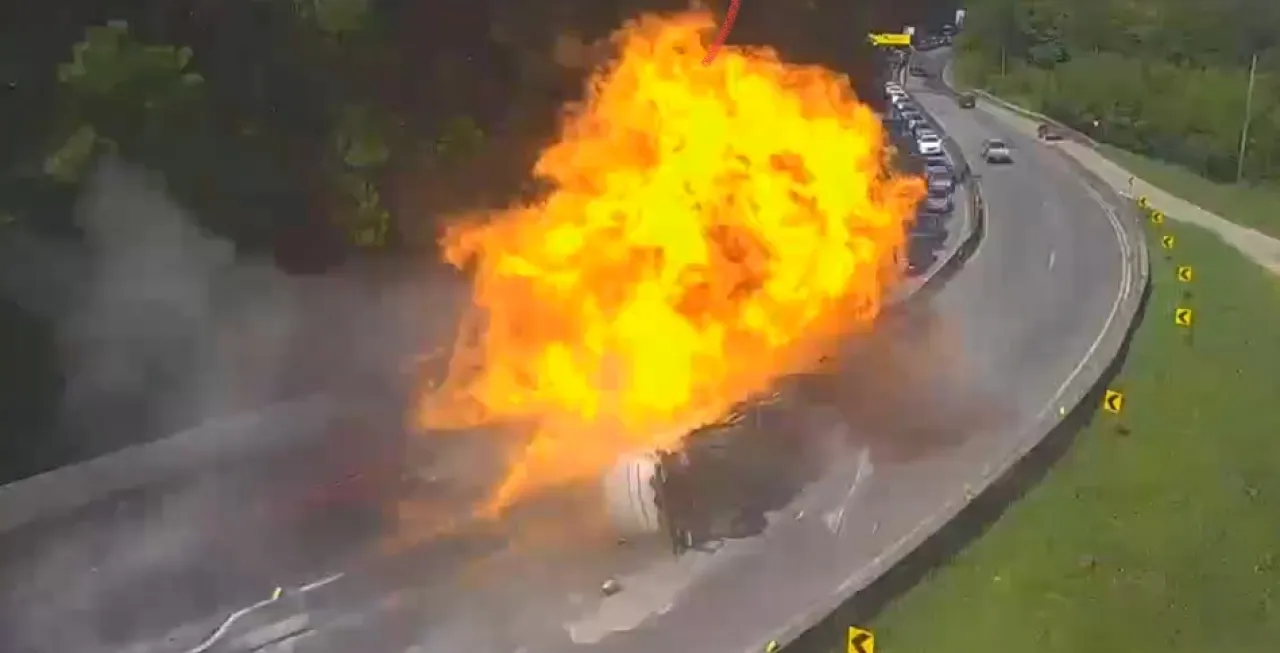 Truk Muat Bahan Bakar Terguling, 20 Mobil Terbakar