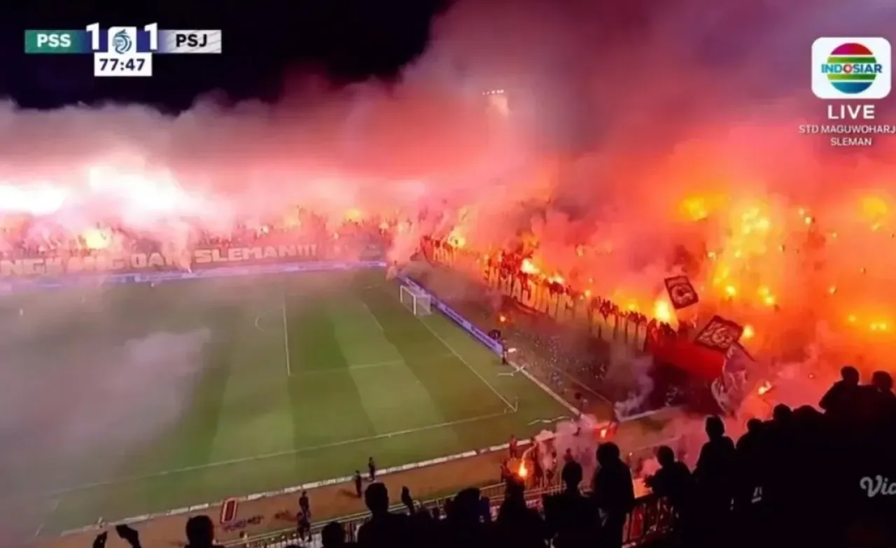 Marah, Suporter PSS Sleman Serempak Nyalakan Flare