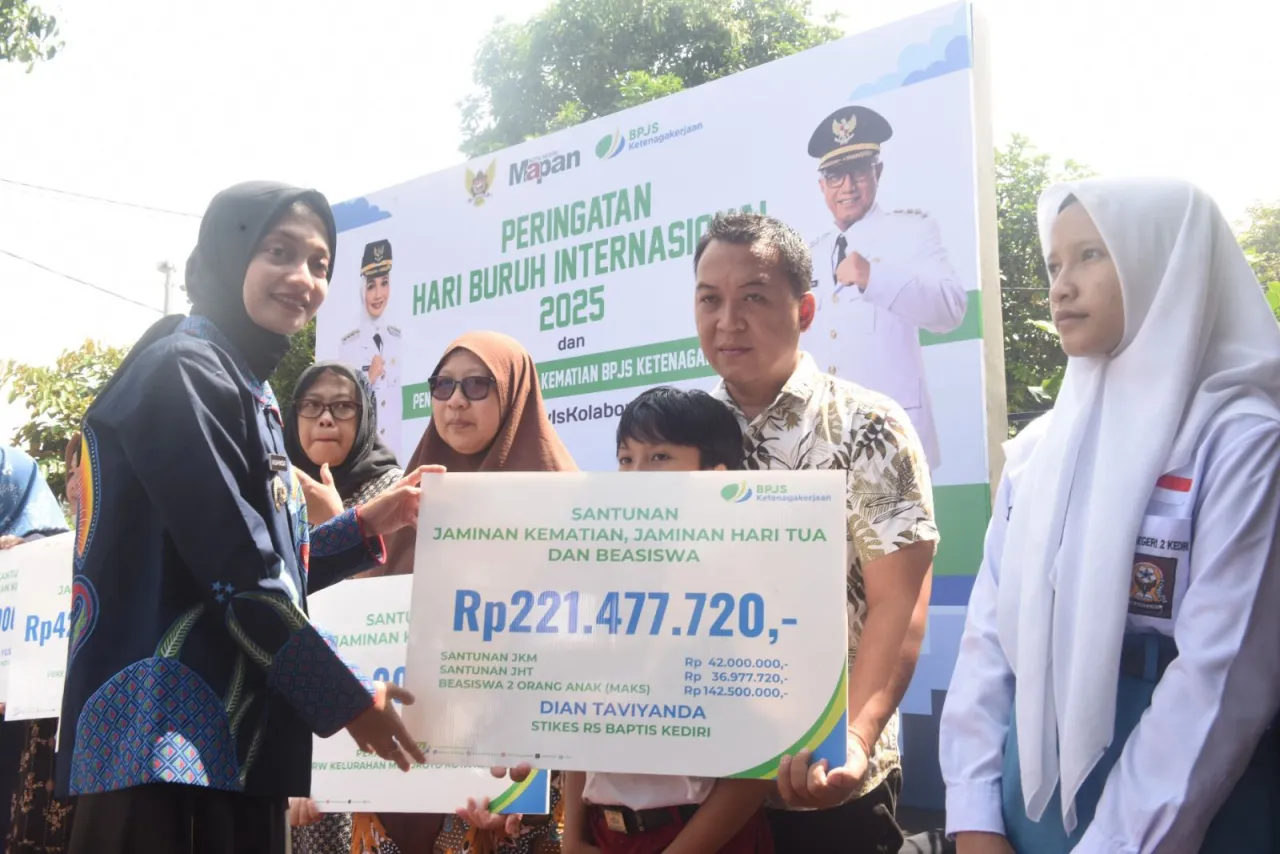 Wali Kota Kediri Serahkan Rp872.231.400 Santunan Kematian BPJS Ketenagakerjaan