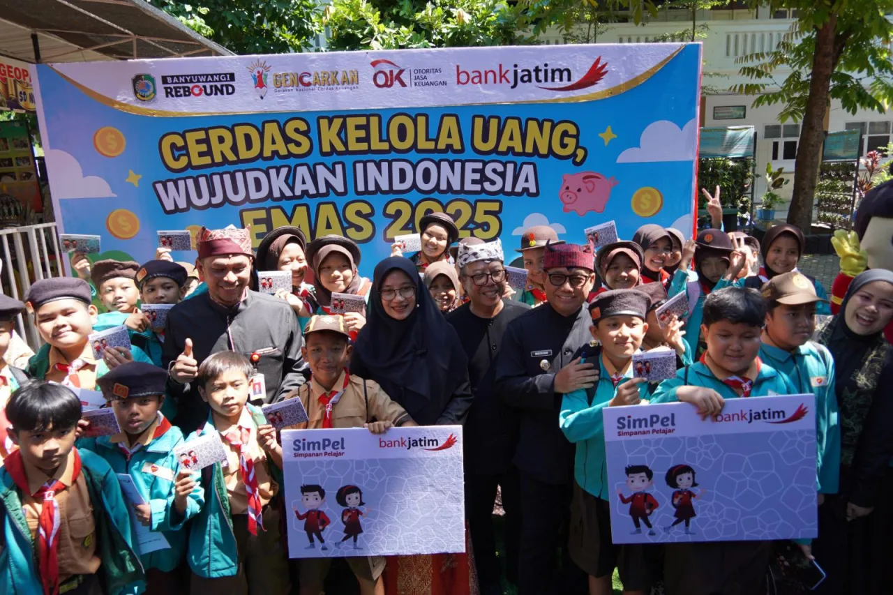 Dukung Literasi Keuangan, Bank Jatim Bukakan Rekening 1.000 Siswa di Banyuwangi