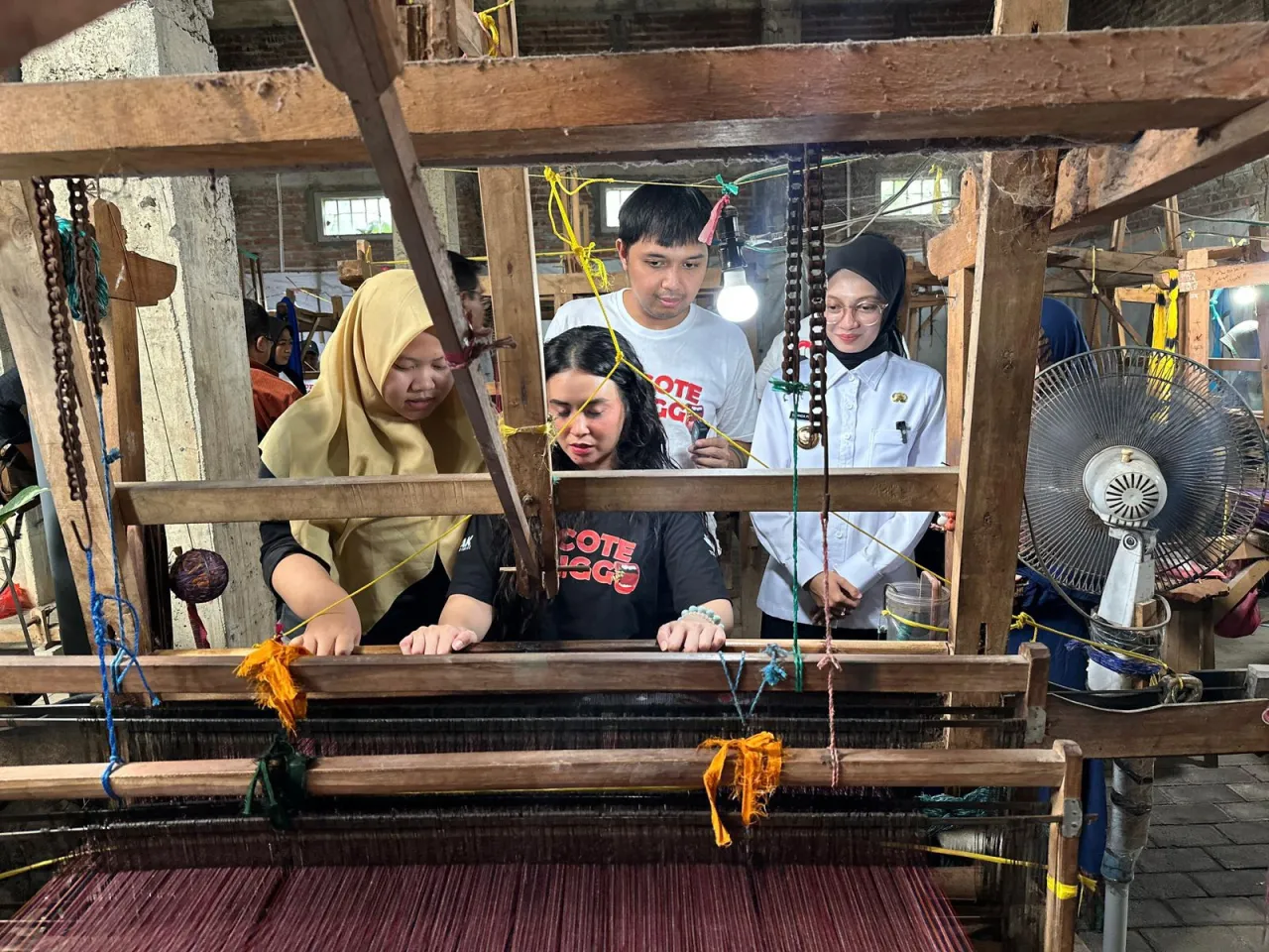 Mbak Wali Kenalkan Pontensi Daerah, Pemeran Film ‘Cocote Tonggo’ Kagumi Tenun Ikat