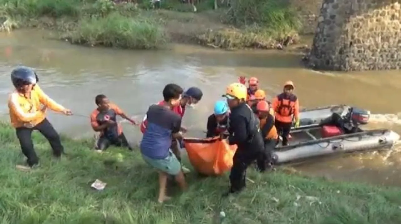 Jasad Kakek Hanyut di Ponorogo Ditemukan, Tersangkut di Dasar Sungai