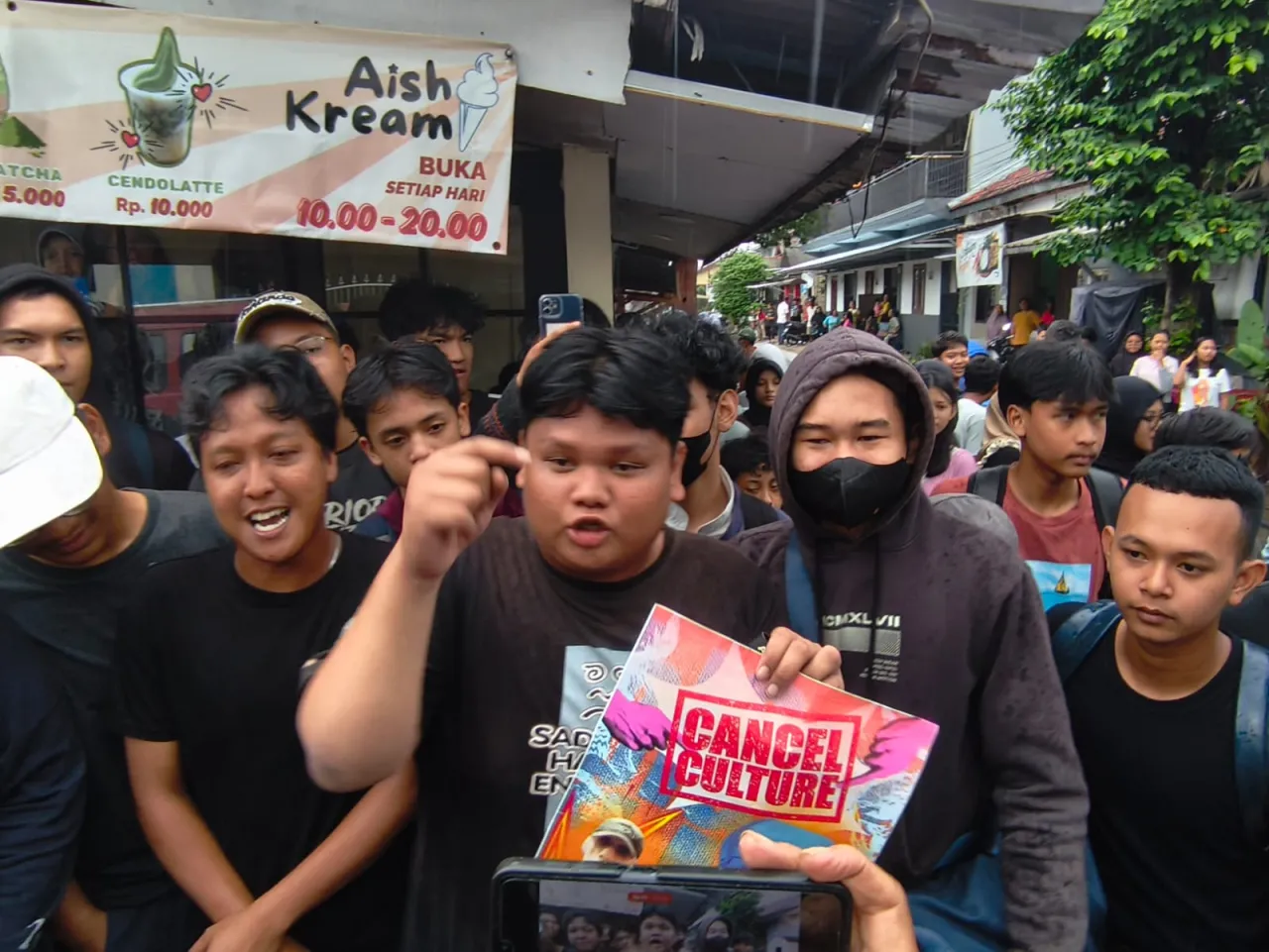Puluhan siswa dan alumni SMP Negeri (SMPN) 3 Depok, Jawa Barat menggelar aksi protes di depan gerbang sekolah pada Jumat (23/5/2025).