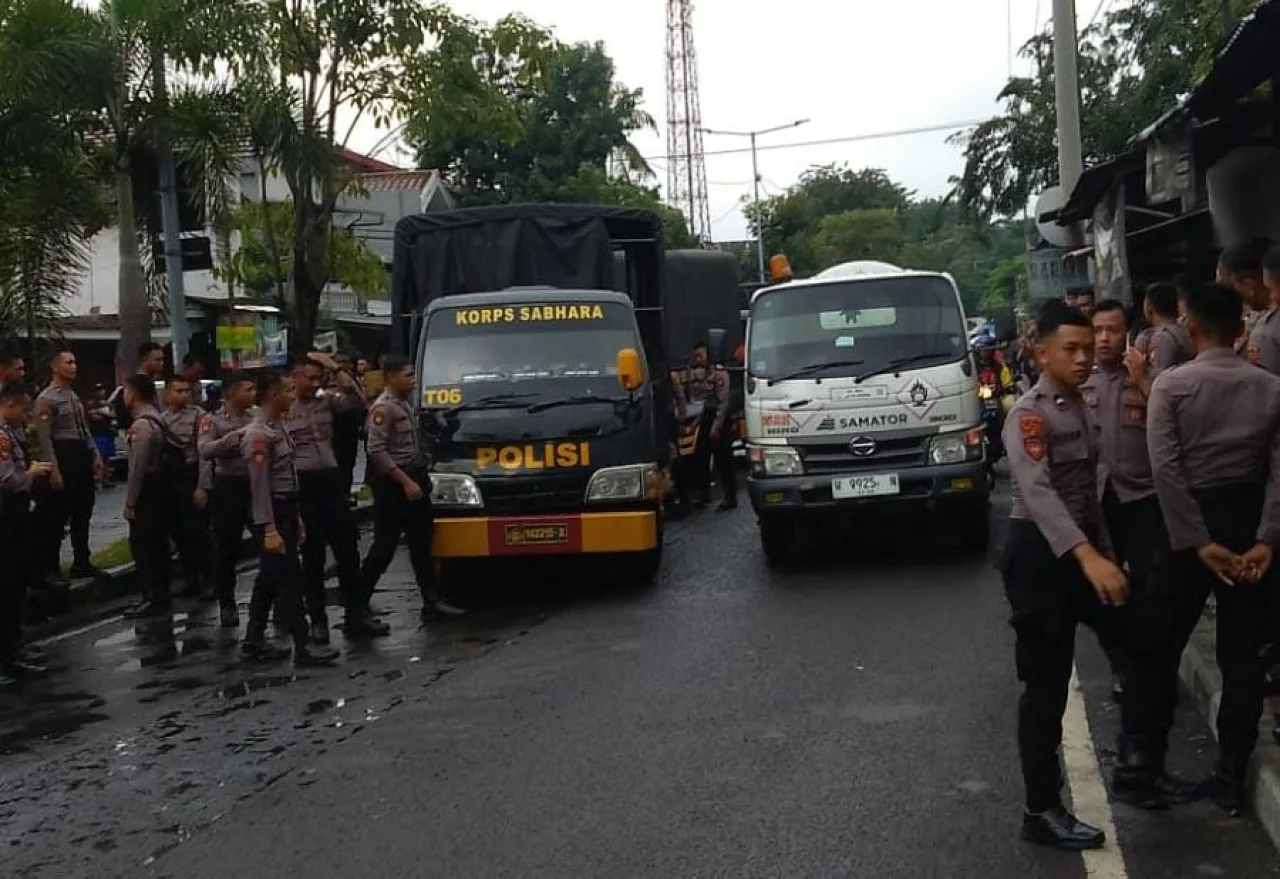 Truk Berisi Polisi Alami Kecelakaan Beruntun di Gunungsari, Sopir Terluka