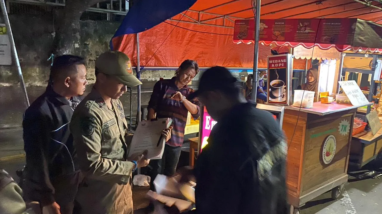 Penertiban PKL di Jalan Pattimura Kota Kediri, Diwarnai Penolakan hingga Buang Barang ke Jalan