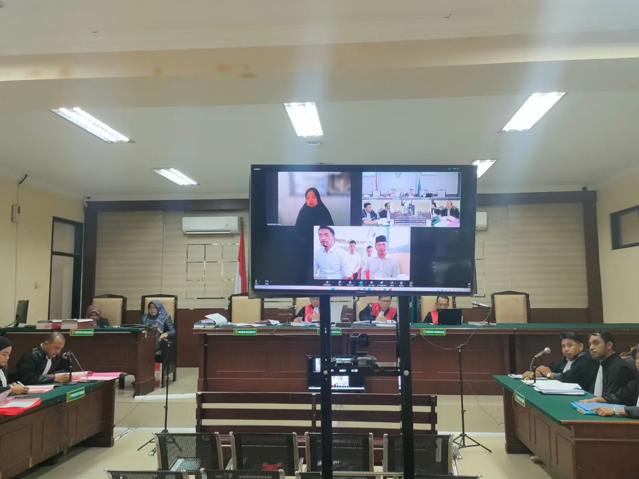 Persidangan perdana diadakan secara online di Pengadilan Negeri (PN) Surabaya.