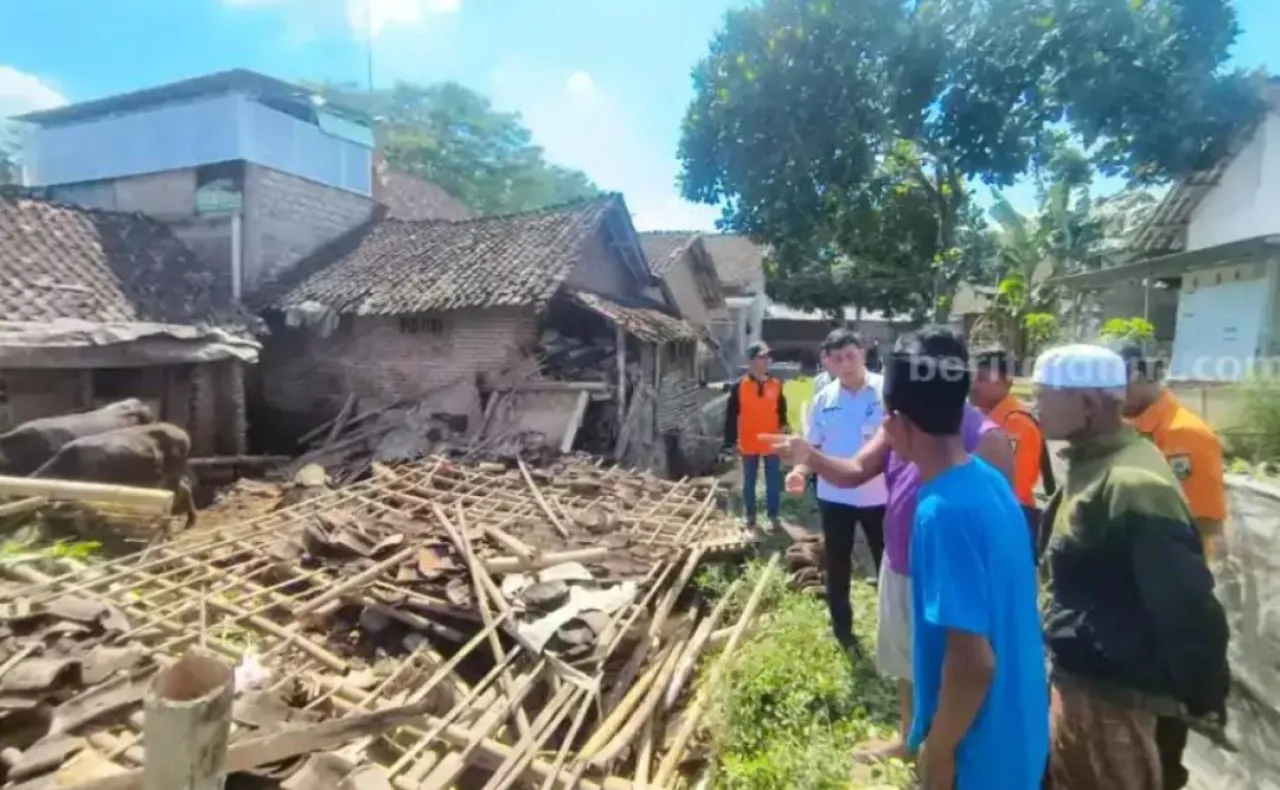 Dapur Rumah dan Kandang Sapi Roboh, Tewaskan Perempuan Tua di Jember