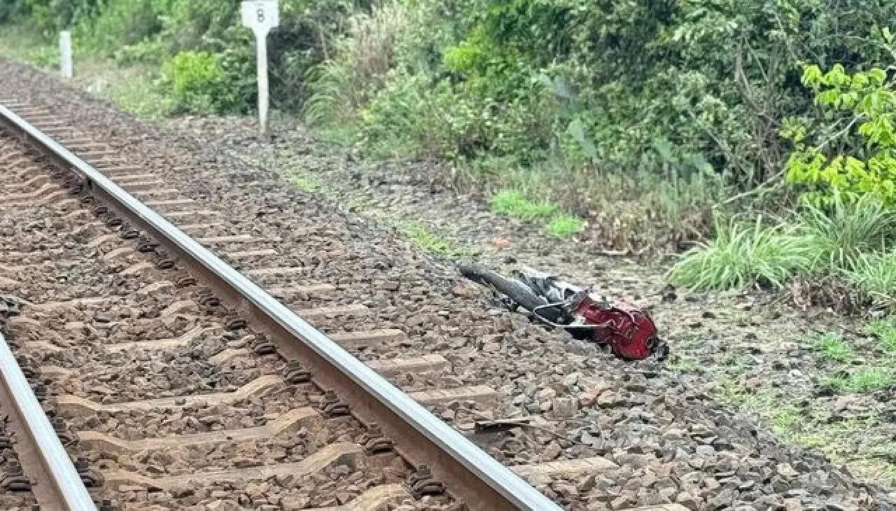 Terobos Palang Pintu Rel, Dua Orang Berboncengan Motor Ditabrak KA hingga Tewas