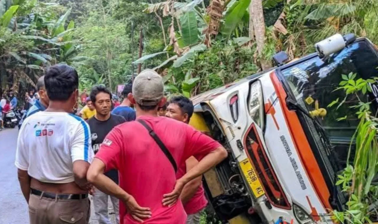 Tak Kuat Nanjak, Bus Rombongan Kondangan Masuk Parit 