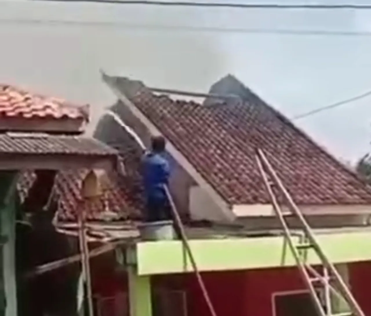 Petugas Damkar Terjatuh Saat Bertugas Padamkan Api di Atap