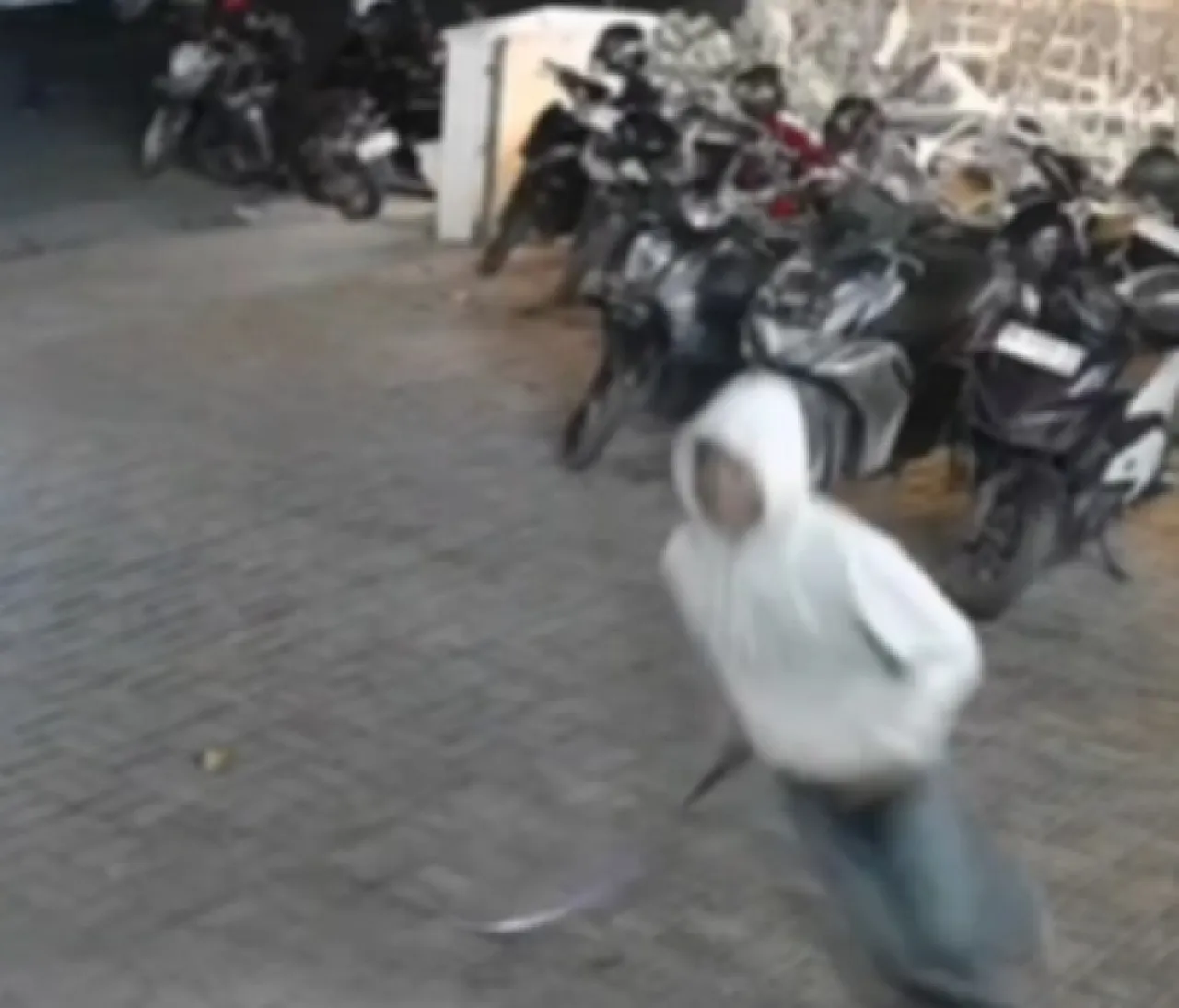 Gangster Bikin Onar di Cafe, Lari saat Digeruduk Warga