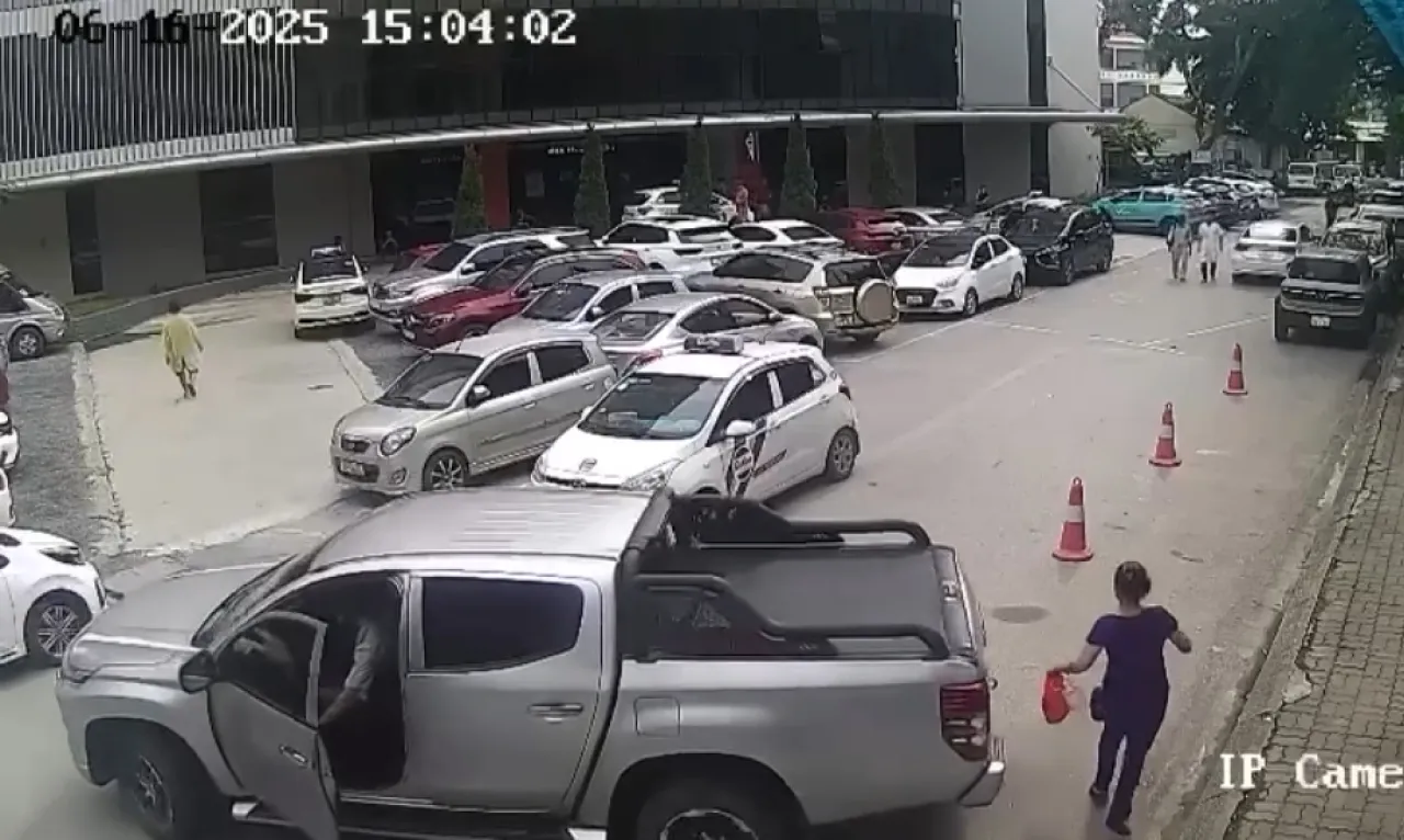 Mau Putar Balik lalu Kehilangan Kendali, Mobil Ini Tabrak Pejalan Kaki di Trotoar