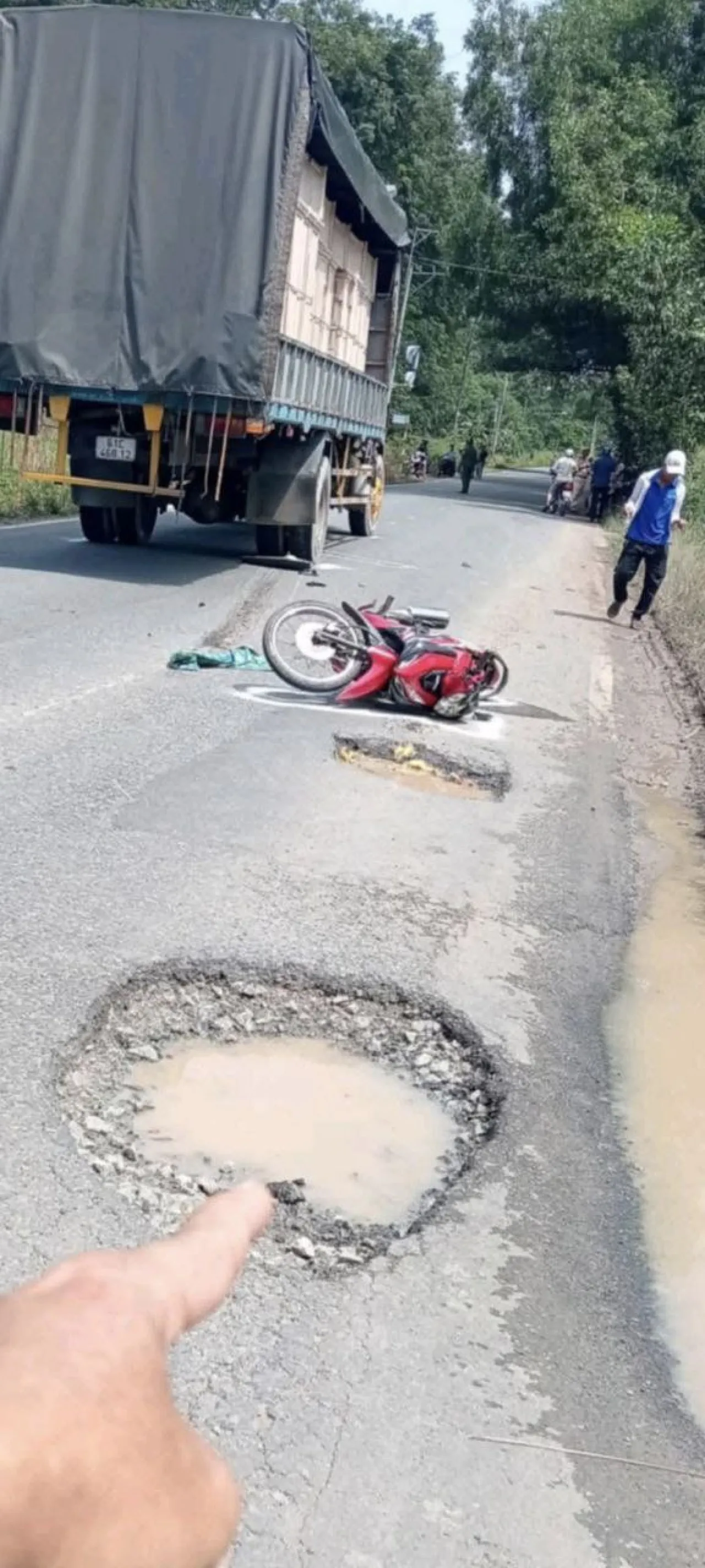 Terperosok di Lubang, Pengendara Motor Dilindas Truk