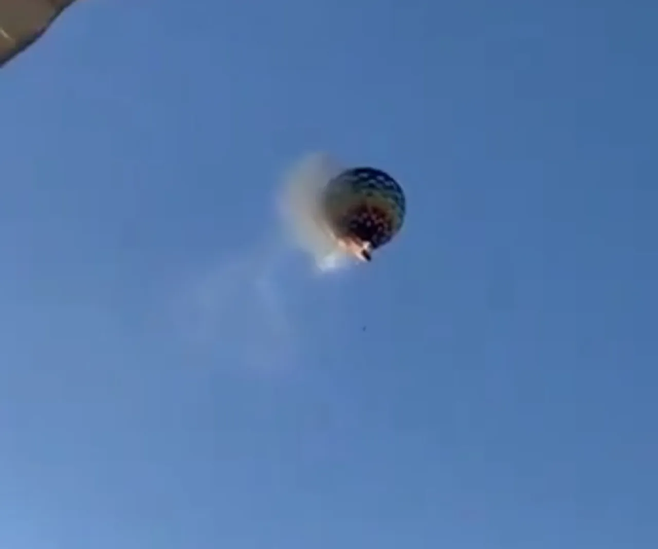 Balon Udara Terbakar dan Jatuh, 8 Orang Tewas