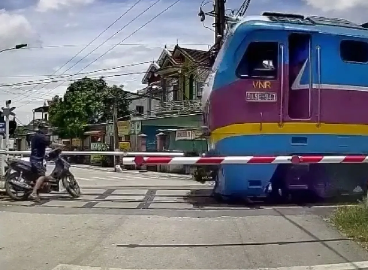 Terobos Palang Pintu, Pemotor Tewas Dihajar Kereta Api